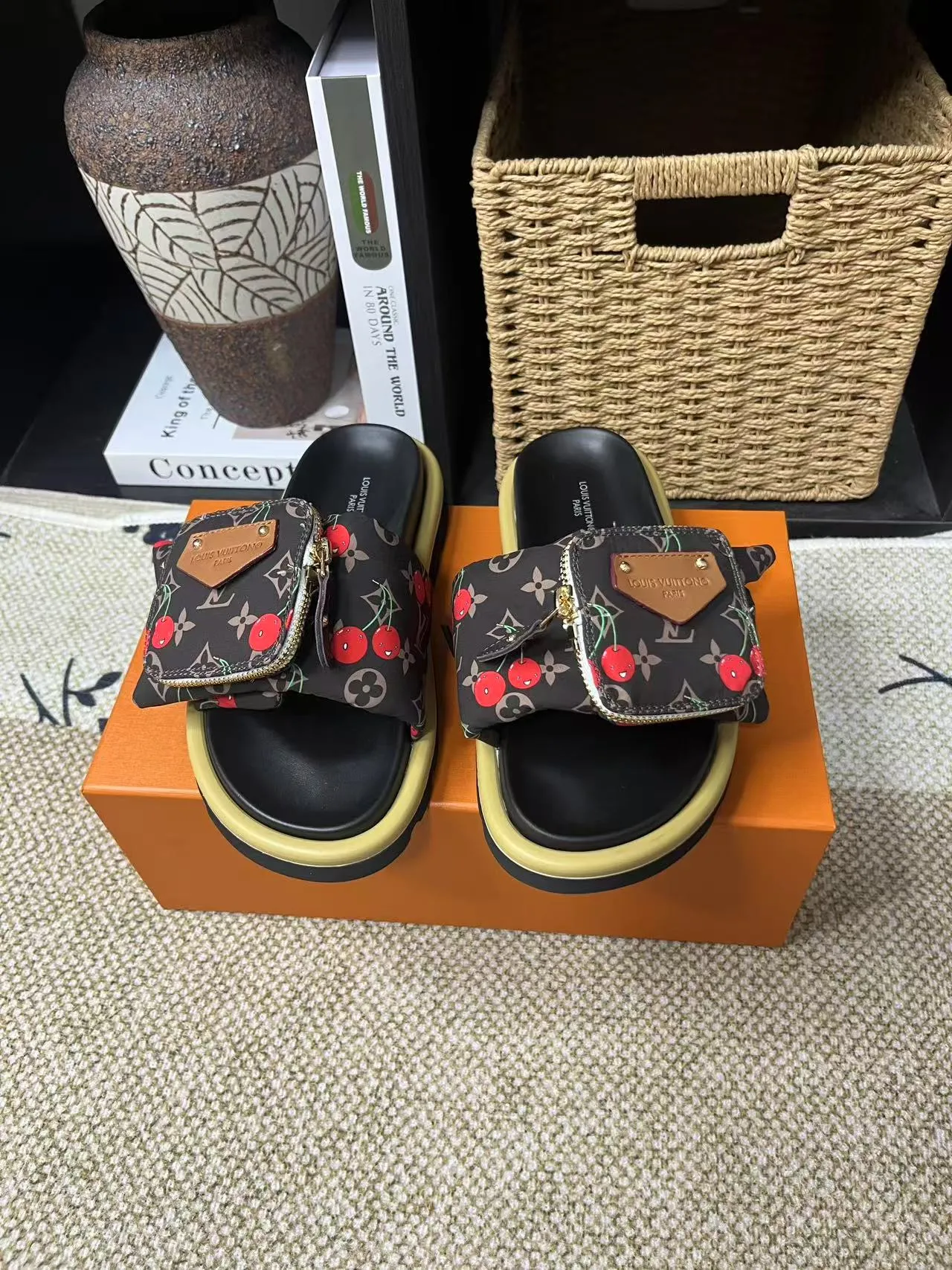 P380 yuan LV Louis Vuitton Full of high-end feel! A popular model among bloggers at home and abroad, it’s retro and fashionable, and looks stunning on your feet! Mainly recommended model on the official website★ ━━━━━ ЅᏇєєt ━━━━━ ▪️Upper: original calfskin ➕5D printing process ▪️Inner: imported mixed sheepskin ▪️Outsole: original molded foam outsole ▪️Size: Female 35-40 Men's 39-44 (women's 41 men's 45)